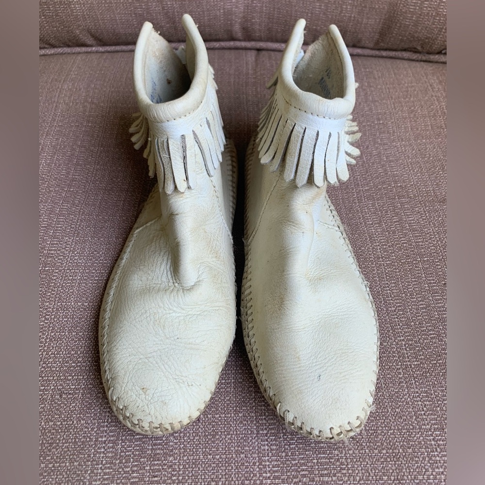 Minnetonka Fringed Cream Leather Ankle Boots Moccasins